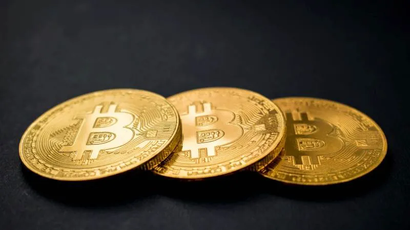 Bitcoin UNSPLASH / D M Y T R O D E M I D K O